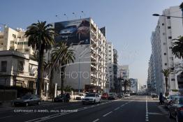 Image du Maroc Professionnelle de  Le Boulevard d’Anfa très important axe routier qui relie l’Est et l’Ouest de la cité blanche. Jusqu’aux année 90 du siècle dernier le Boulevard d'Anfa était dans sa majorité bordé de luxueuse villas entouré de jardins verdoyants qui ont presque tous disparues laissant  leur emplacement pour l’édifation de building spéculation et la recherche du profit le lot qui finira par tout détruire toute la classe et la joie de vivre des Casablancais. Photo réalisée, Lundi 9 Février 2009. (Photo / Abdeljalil Bounhar) 